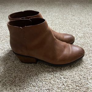 5 for $20 🎉 Clarks Leather Booties 8